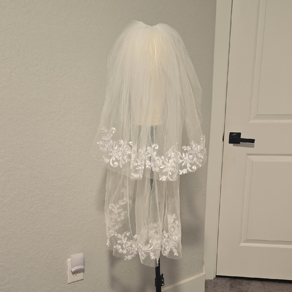 Elegant White Bridal Veil with Lace Trim